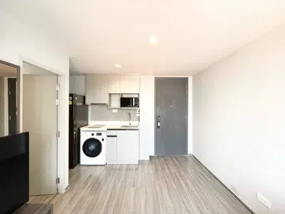 1 Bedroom Condo for Rent at Ideo Mobi Sukhumvit 40 - Photo 2