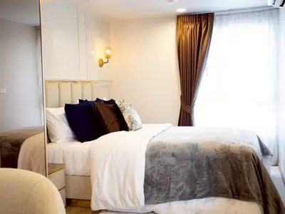 High Ceiling Hybrid 2BR Apartment in Thonglor - 6