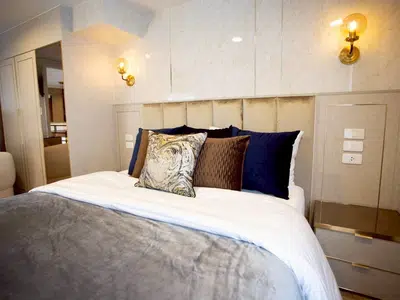 High Ceiling Hybrid 2BR Apartment in Thonglor - 7