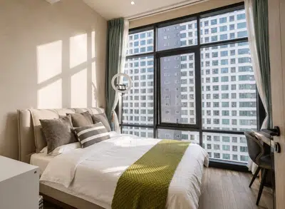 Spacious 2-Bedroom Loft-Style Residence in Asoke - 5
