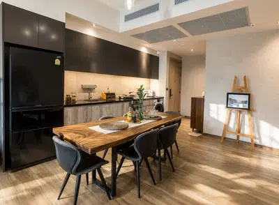 Spacious 2-Bedroom Loft-Style Residence in Asoke - 8