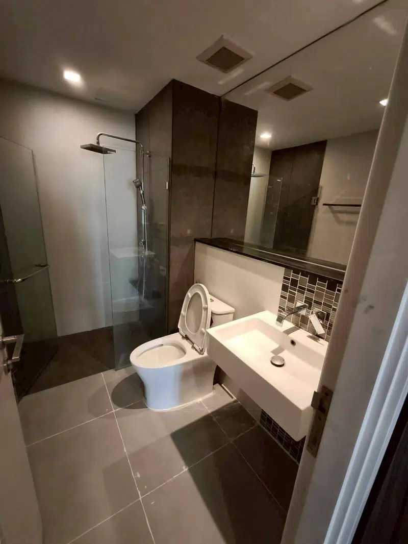 Modern 1-Bedroom Furnished Unit at Urbano Absolute Sathorn-Taksin - Photo 3