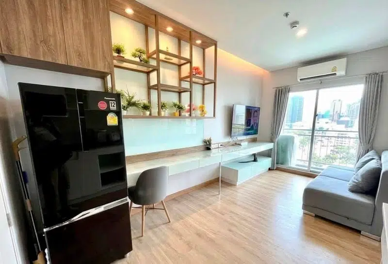 Lumpini Park Vibhavadi-Chatuchak - Newly Renovated Corner Unit with Park & Sky View - Photo 1