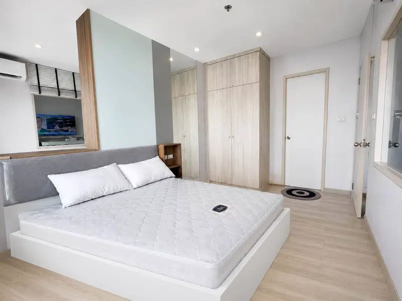 Lumpini Park Vibhavadi-Chatuchak - Newly Renovated Corner Unit with Park & Sky View - Photo 11