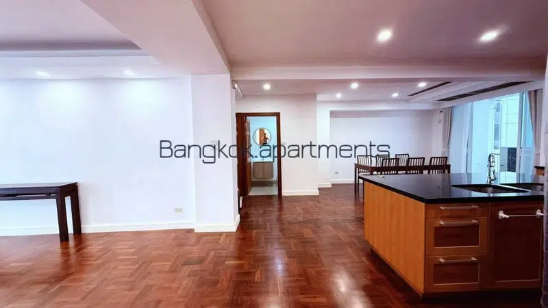 Fully Renovated 3-Bedroom Residence in Phrom Phong, Sukhumvit - Photo 11