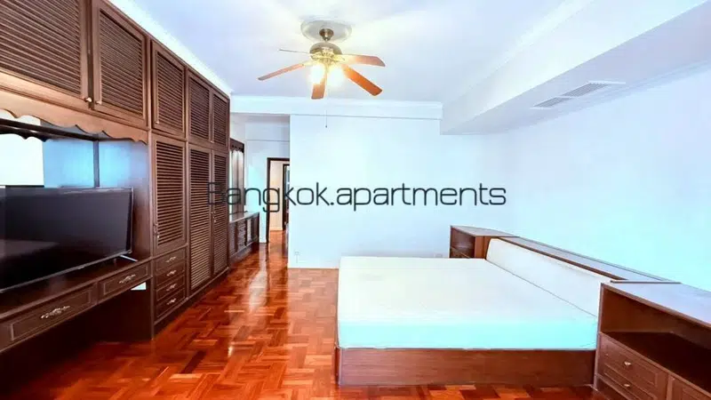 Fully Renovated 3-Bedroom Residence in Phrom Phong, Sukhumvit - Photo 13