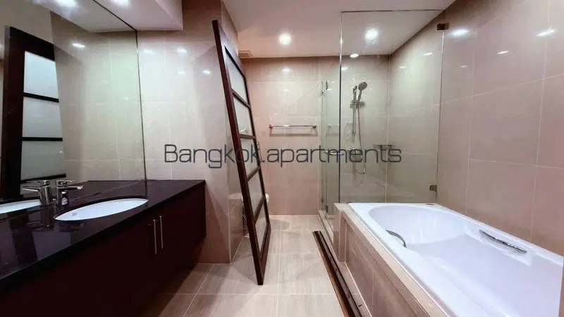 Fully Renovated 3-Bedroom Residence in Phrom Phong, Sukhumvit - Photo 3