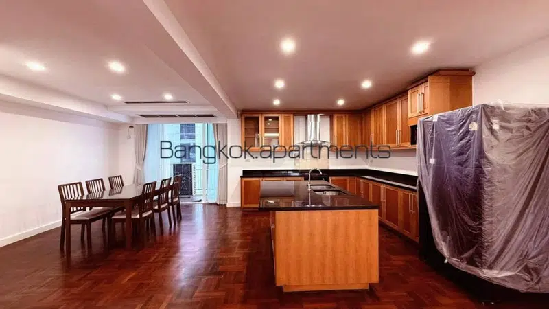 Fully Renovated 3-Bedroom Residence in Phrom Phong, Sukhumvit - Photo 9