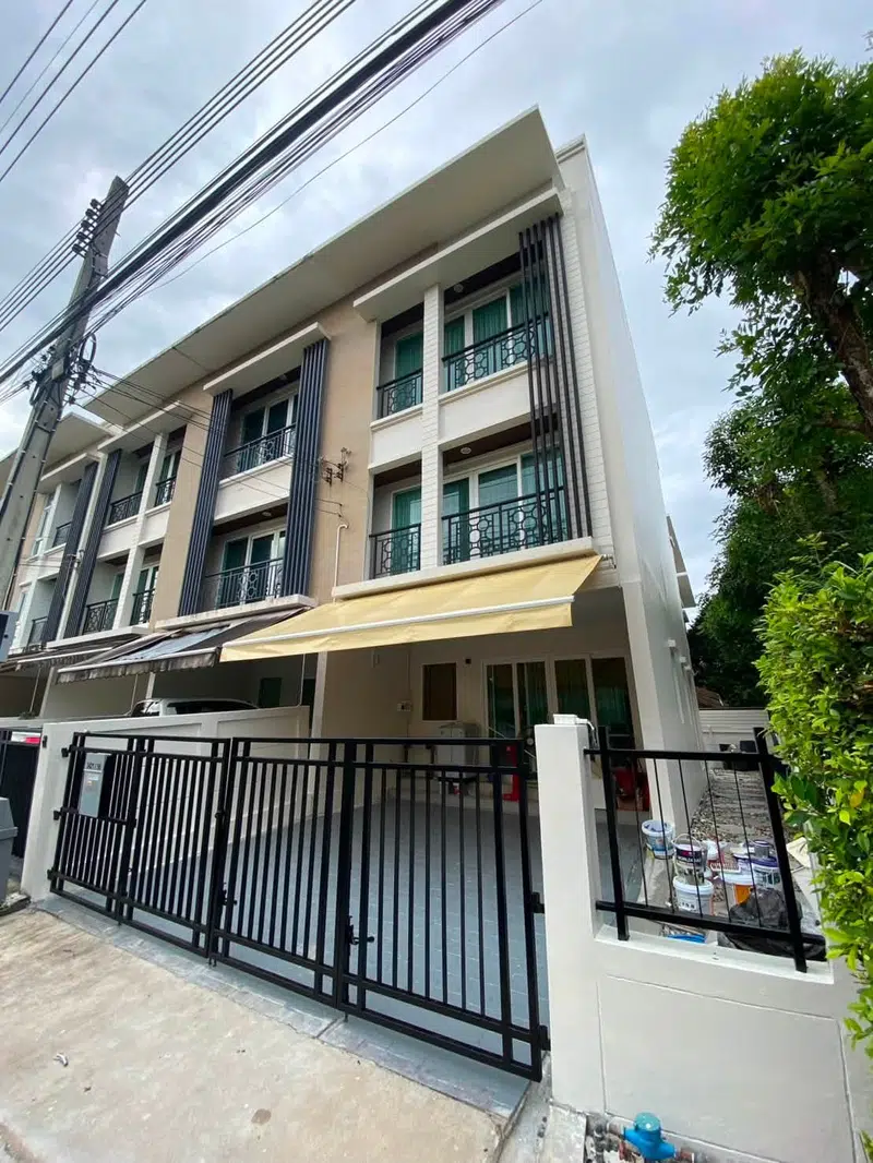 Fully Furnished Corner House for Rent in Rama 9 - Photo 1